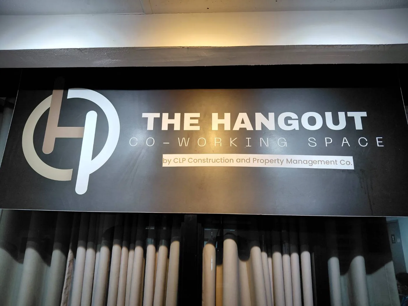 イベント会場 The Hangout Coworking Space のサイン